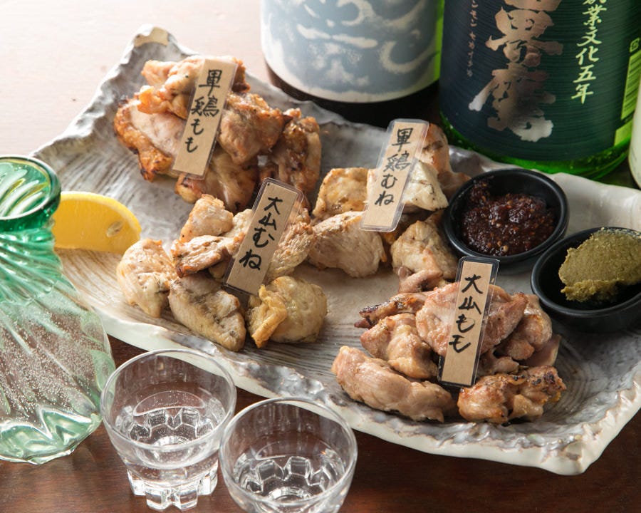 新宿のおすすめ地鶏店『とさか 新宿本店』の「軍鶏と大山地鶏の盛り合わせ」