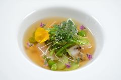 春の豆類とツブ貝、帆立のコンソメゼリー寄せ