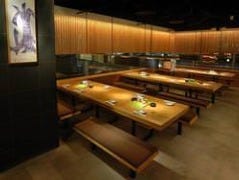 開放感と活気あふれる白木の大テーブルでゆったりお過ごし下さい