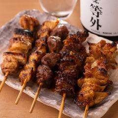 部位ごとの旨みが味わえる『鶏串盛り合わせ(おまかせ5本)』