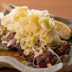 オリジナルの塩ダレが絶妙な旨さの『名物！レバーの葱塩がけ』