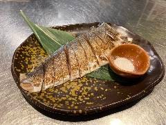 卓上で炙る『炙り〆サバ』は味も香りも最高！