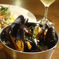 バケツでムール貝の白ワイン蒸し　ガーリックバターの誘惑