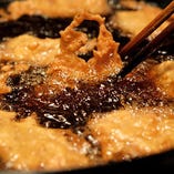 北京飯の豚唐揚げの衣はサクサクだね！と言われますが、その秘密は片栗粉を使っているところ。フリッターのような食感に仕上がります。