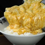 農協さんから毎日仕入れる愛知県産の卵を使用。甘辛ふわとろ半熟に仕上げています！