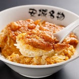 ふと、また食べたくなる米・玉子・豚唐が三味一体となった究極の丼！