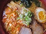 もちもちとコシのある麺とキャベツの歯ごたえが、絶妙な食感です