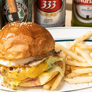 チーズバーガーとポテトが白いお皿に盛られた様子