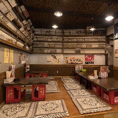 靴を脱いで、リラックス。小上がりや個室は、懐かしい昭和の風情