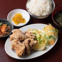 外国人観光客に人気のランチ定食。から揚げや焼き魚など種類豊富