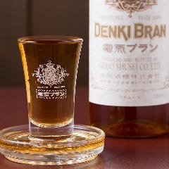 浅草といえば、琥珀色とほのかな甘みが特長の『デンキブラン』