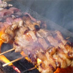 炭火串焼きは、焼きとん・もつ焼き 美味しさの秘密は、新鮮さ！