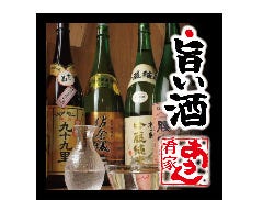 泡盛はもちろん、全国から旬の日本酒を取り寄せています