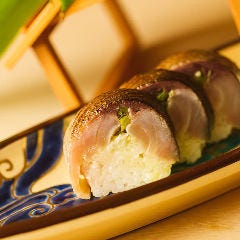 静岡焼津の鯖に、山葵の茎の醤油漬けをあわせた「鯖寿司」
