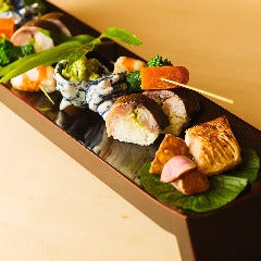 当店の名物「八寸」は、料理を取り分けてお楽しみいただけます