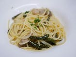 スパゲッティーニ　自家菜園の唐辛子と自家製パンチェッタのペペロンチーノ