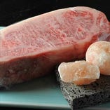 肉：白老牛サーロイン、溶岩プレート、ヒマラヤ産ピンク岩塩