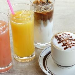 トロピカルドリンクやほっこり落ち着くカフェメニューも充実