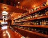 壁一面並べられたお酒の数は約300種類。