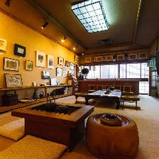 ◆2階の画廊には京都らしい芸術品を