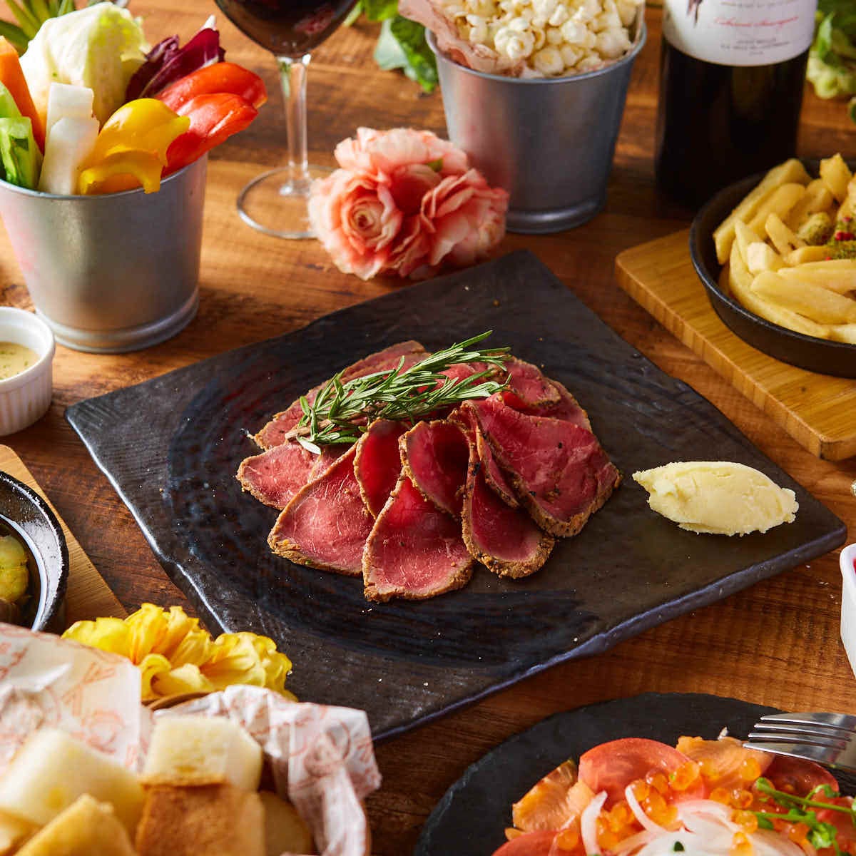 宴会 自家製ローストビーフ付き スペシャルコース 全7品3時間飲み放題付き4 480円 3 480円の詳細 完全個室バル 肉の王様 Meat Of King 横浜西口店 横浜駅 居酒屋 ぐるなび