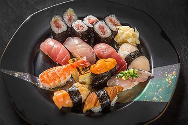 豊洲直送の新鮮なネタと職人が握るお寿司をご堪能下さい。
