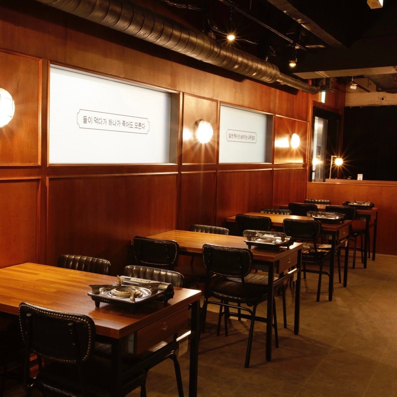 茶色を基調とした店内に並ぶテーブルと椅子