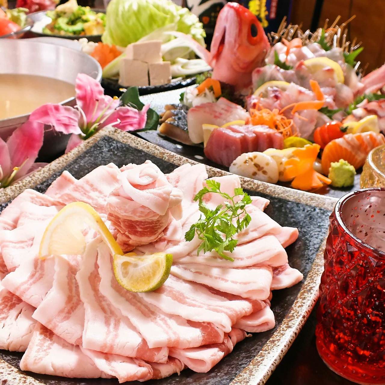 沖縄の旬の食材を用いたコース料理をご提供
