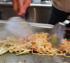 ２１ｍｍの鉄板で焼くヘラさばきも見ものです。