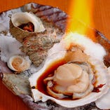 炉端焼きスタイルで
新鮮な魚介類の旨味をご堪能下さい！