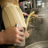 ダイナミックに生地の塊を削って作る刀削麺は独特の食感