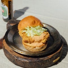 ジューシーな国産鶏むね肉のフライドチキンバーガーをご用意！
