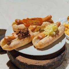 こだわりのソーセージを挟んだホットドッグ♪