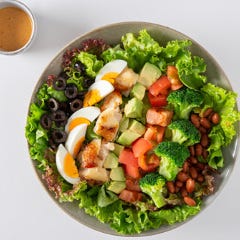 モスプレミアムの具材を楽しむコブサラダ