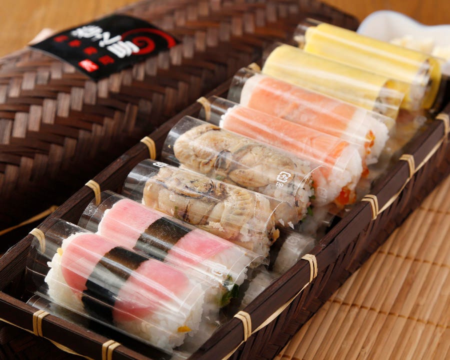 竹籠入の彩り豊かな寿司ロール
海外の方にも人気のお土産です