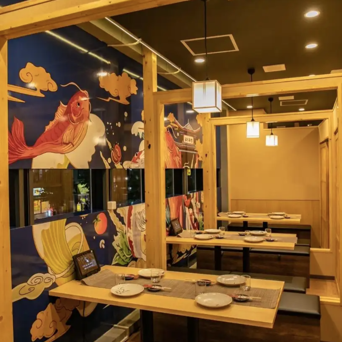壁にお魚の絵が描かれた個室完備食べ飲み放題 深夜居酒屋よりみち 町田店の店内