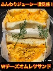 こだわりの坂東の卵を使用したオムレツのサンドウィッチ