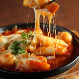 【チーズトッポギ】
韓国屋台定番料理！辛ソースにもっちり食感