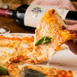 人気の看板料理ピッツァはふわふわもちもちの生地が堪らない！