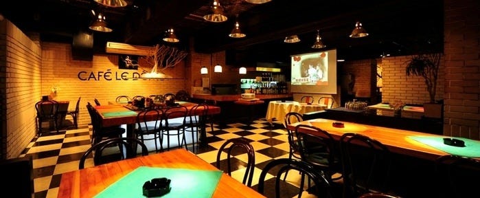 隠れ家のような雰囲気が漂うカフェ・ル・ドーモの店内