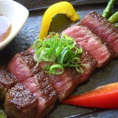 やわらかくあっさりとした京都牛の炭火炙り焼もコース料理で満喫