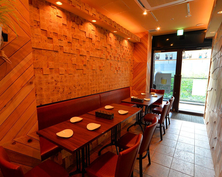 入口のすぐ近くにテーブル席が設置されている「シーティキッチン亀」の店内