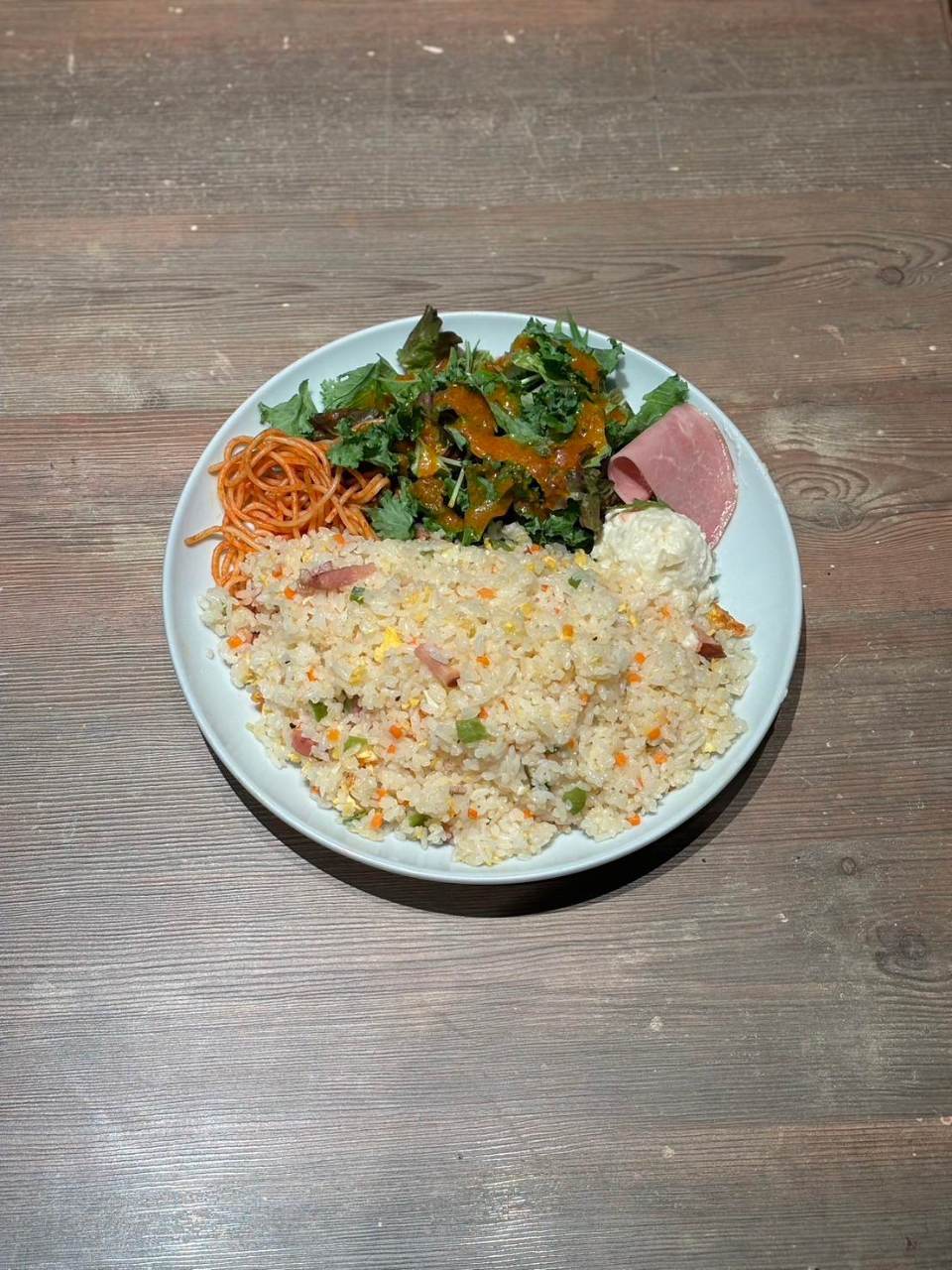 バルザル 岡本店のサラダが盛り付けられたバルザル特製ピラフ