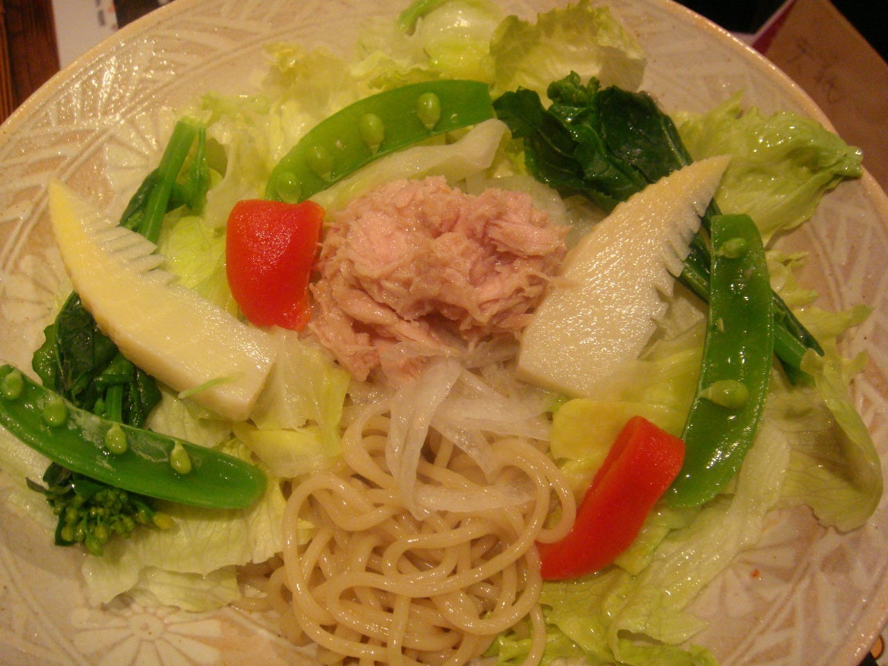 タピオカ生麺と色々旬菜を胡麻ドレッシングでまとめました。