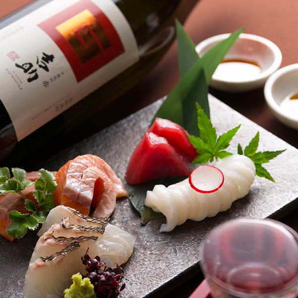 産地直送の鮮度抜群の魚介類と日本酒や焼酎も愉しめます。