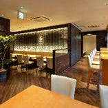 ハートンホテル西梅田地下1階：「Restaurant Garden 大阪駅前」（店内）都会の喧騒を忘れてゆっくりとお寛ぎいただける広々としたモダンな店内。ランチ以外はパーティースペースとしてご利用いただけます。
