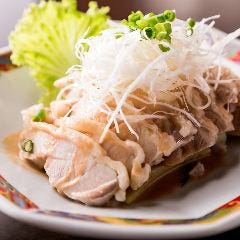 蒸し鶏やクラゲなどお酒に合う逸品を多数ご用意しております