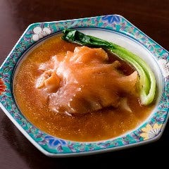 エビをはじめイカやフカヒレなど海鮮を使ったメニューも豊富