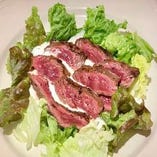 牛ハラミ肉のタリアータ（薄切りステーキ）ゴルゴンゾーラソース