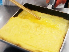 焼き立てを提供します!! 名物！あつあつ出し巻き